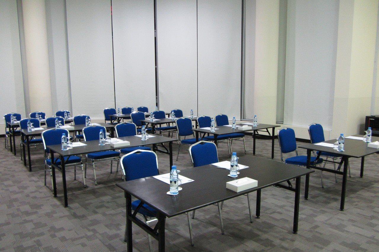 Tulip Hotel & Suites Manamah Buitenkant foto